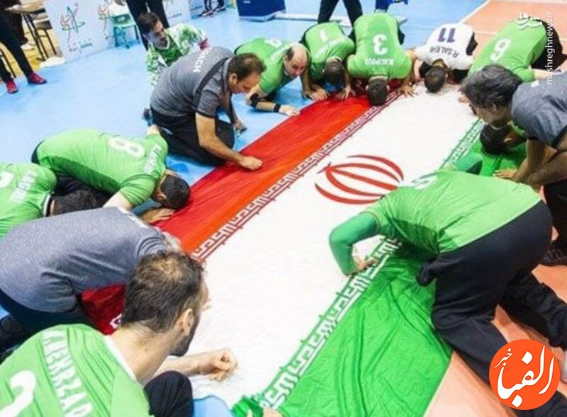سجده-شکر-ملی-پوشان-والیبال-نشسته-روی-پرچم-ایران